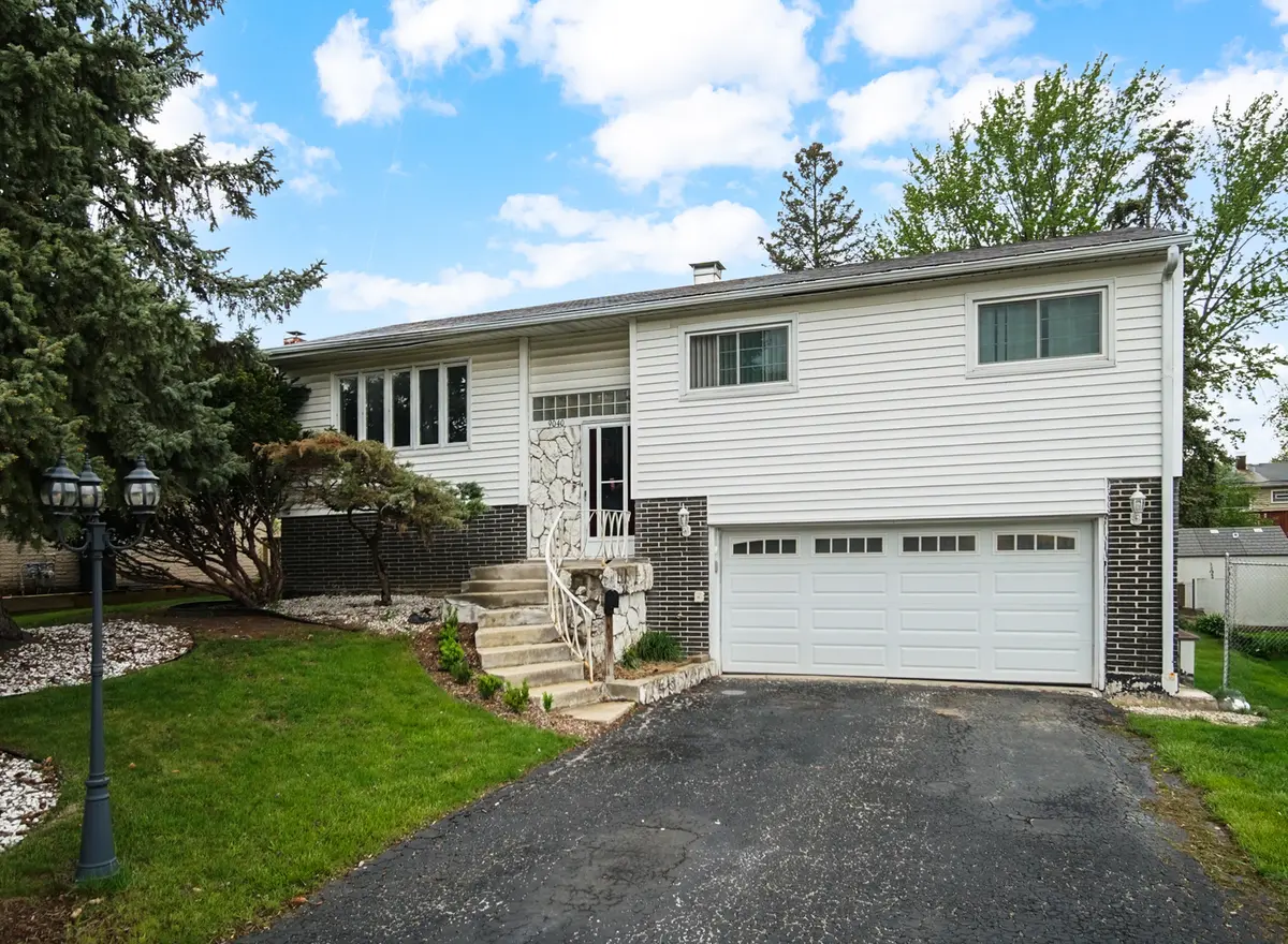 9040 Meadowview DR, Hickory Hills, IL 60457