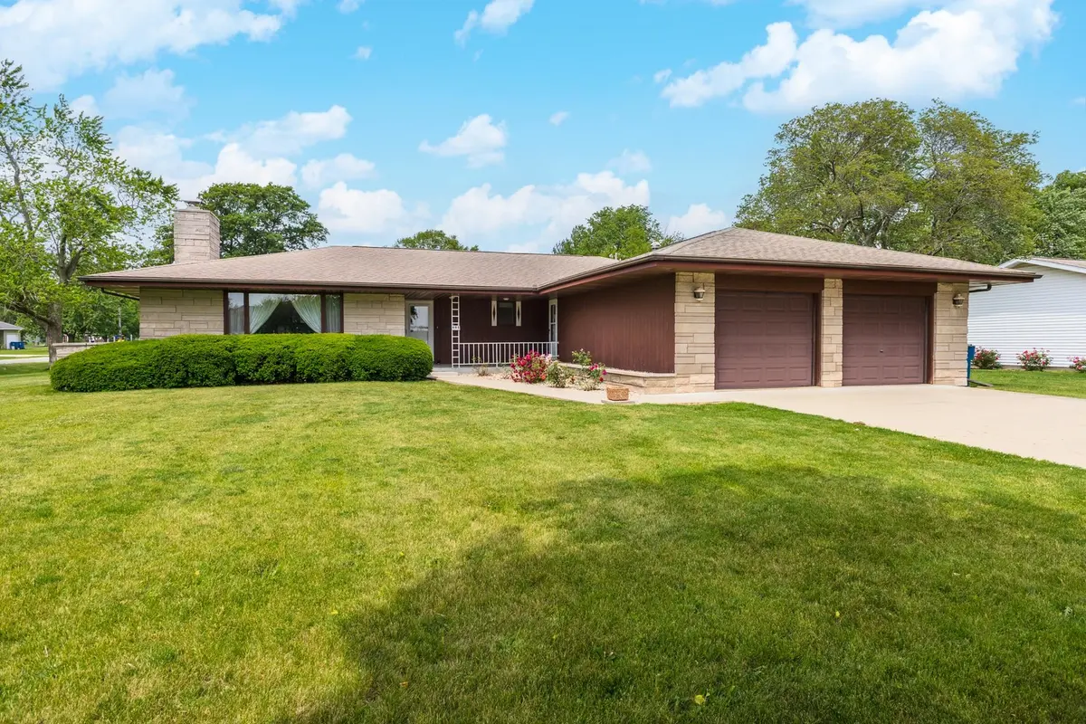 401 N 4TH AVE, Chenoa, IL 61726