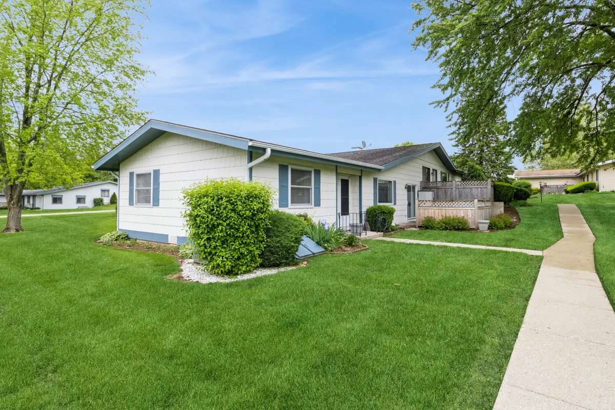 903 Wiltshire DR #S2, Mchenry, IL 60050