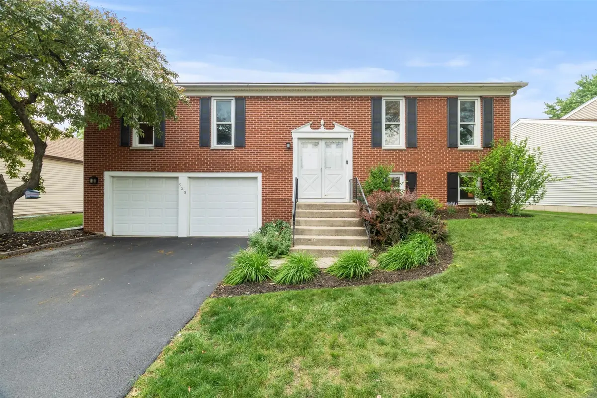 920 Brandywine DR, Roselle, IL 60172