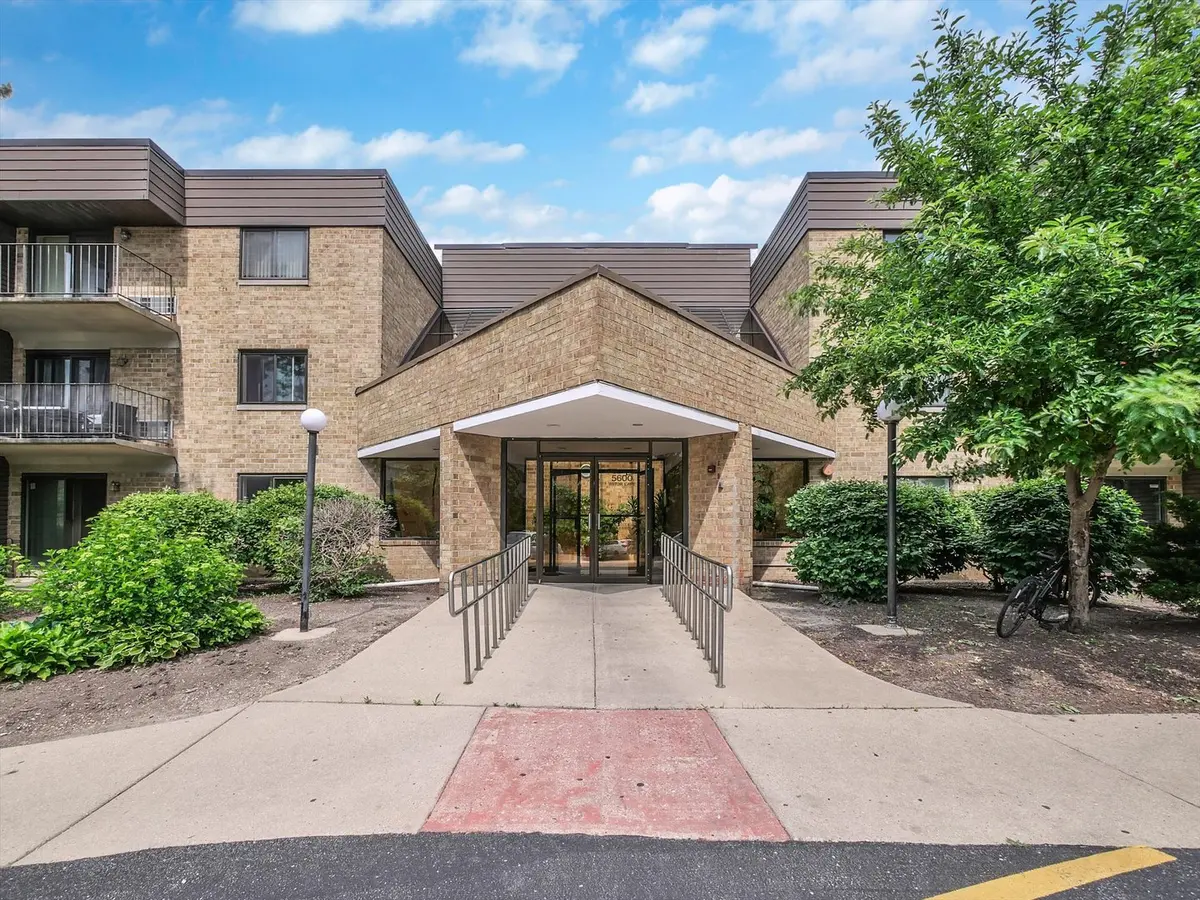 5600 Astor LN #202, Rolling Meadows, IL 60008