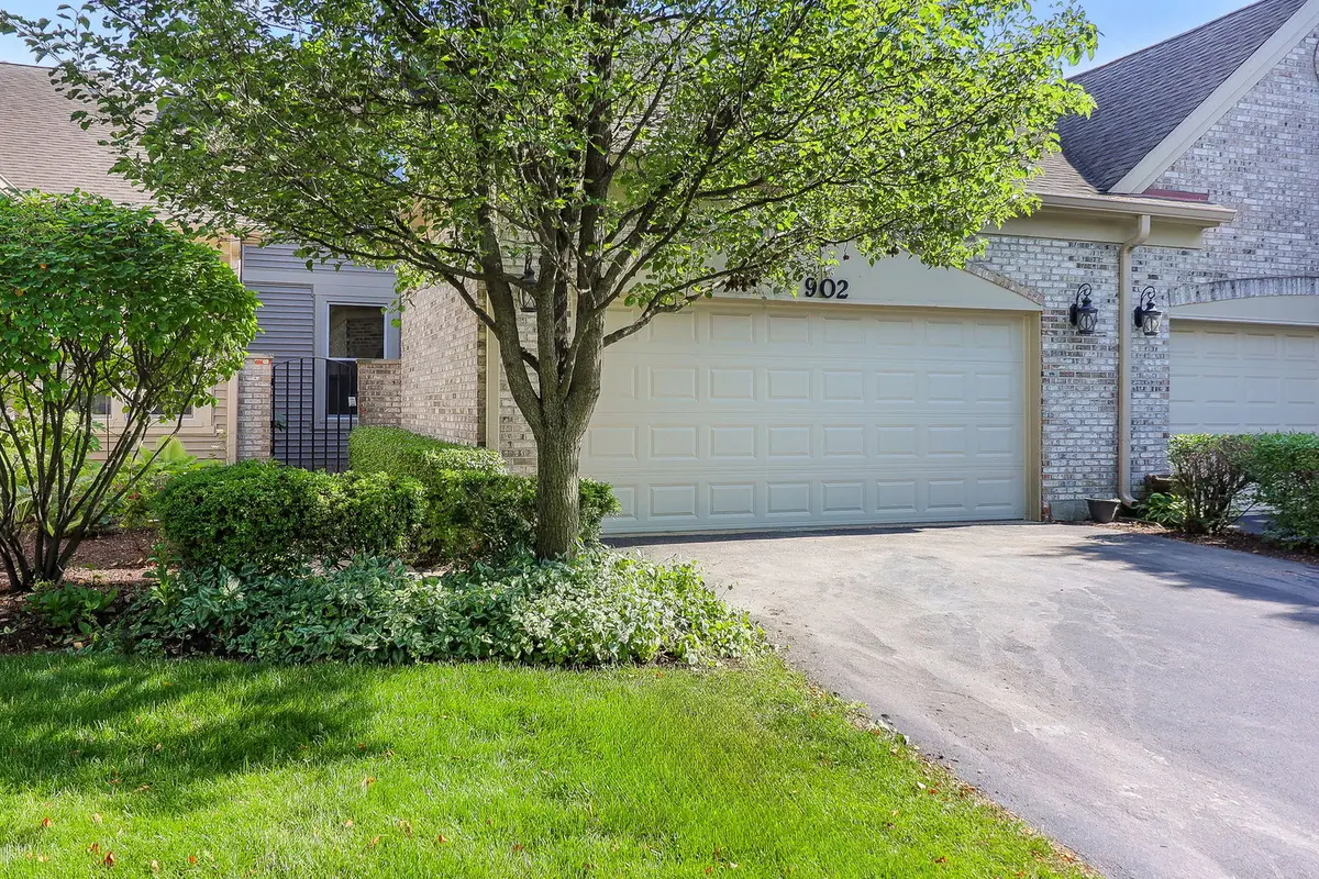 902 Heathrow LN, Naperville, IL 60540