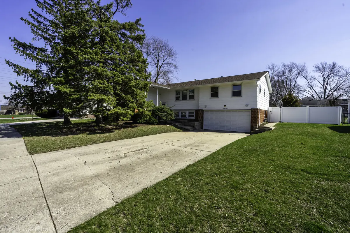 651 Clearmont DR, Elk Grove Village, IL 60007