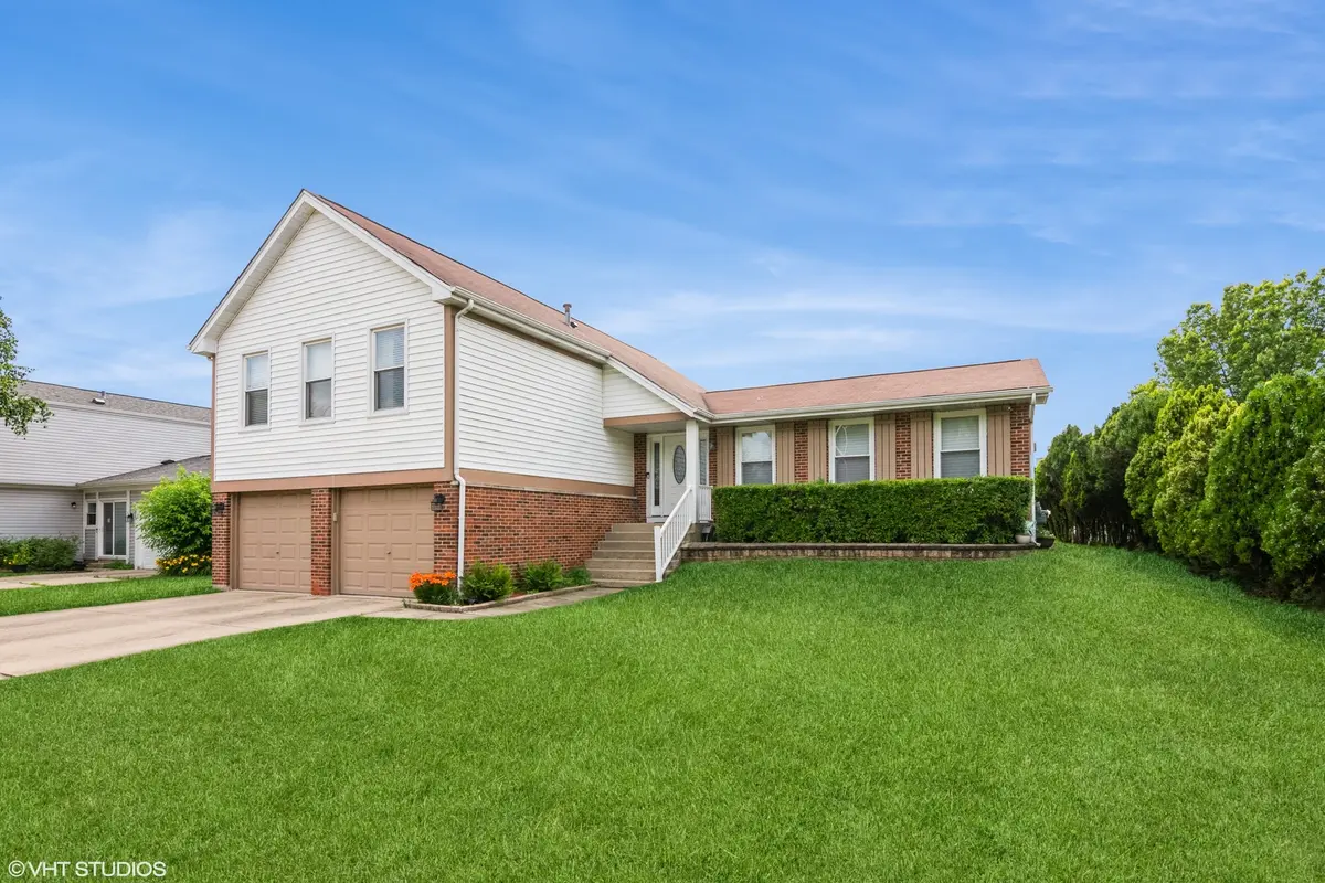 1015 Warwick CIR N, Hoffman Estates, IL 60169
