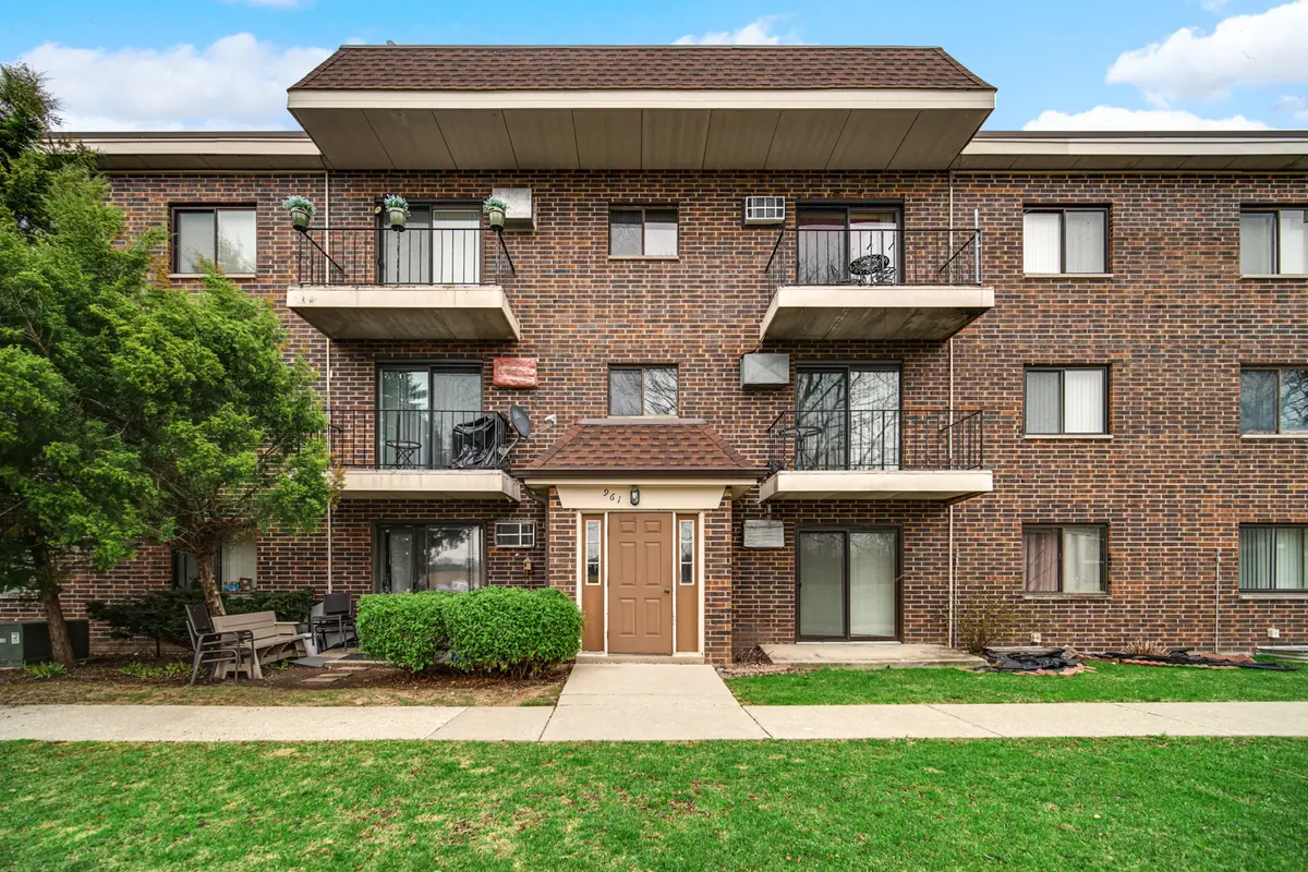 961 N Rohlwing RD #201B, Addison, IL 60101