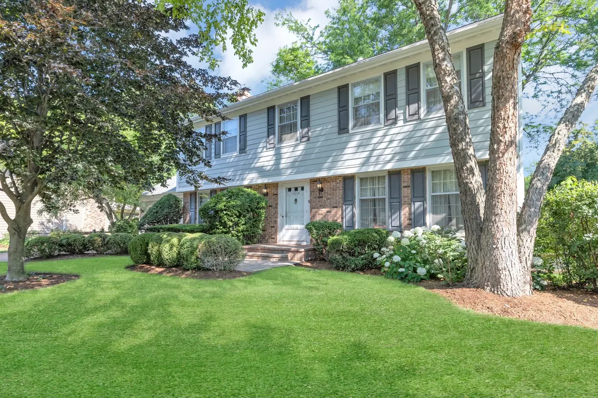 1016 Charleston DR, St. Charles, IL 60174