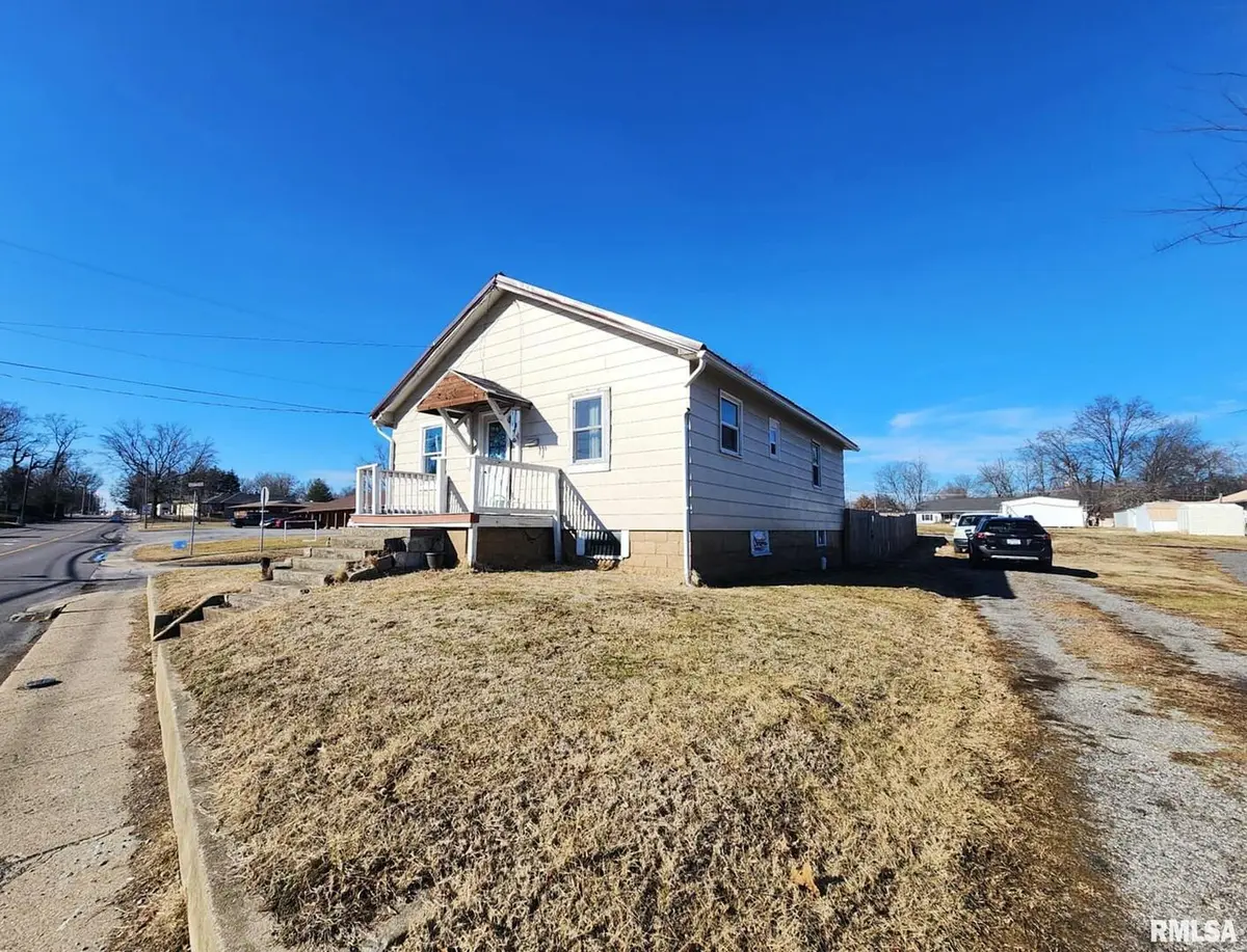 1201 E MAIN ST, Benton, IL 62812-3105