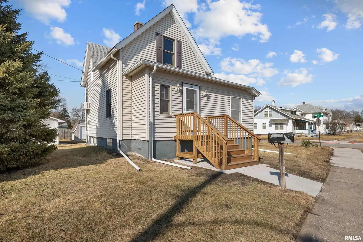 2806 JACKSON AVE, Davenport, IA 52802