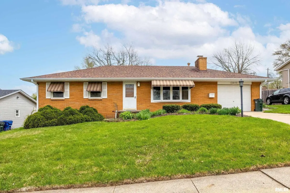 2853 CEDAR ST, Davenport, IA 52804