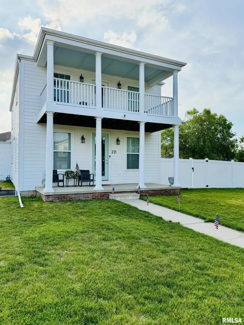 221 STILLWATER DR, Chillicothe, IL 61523