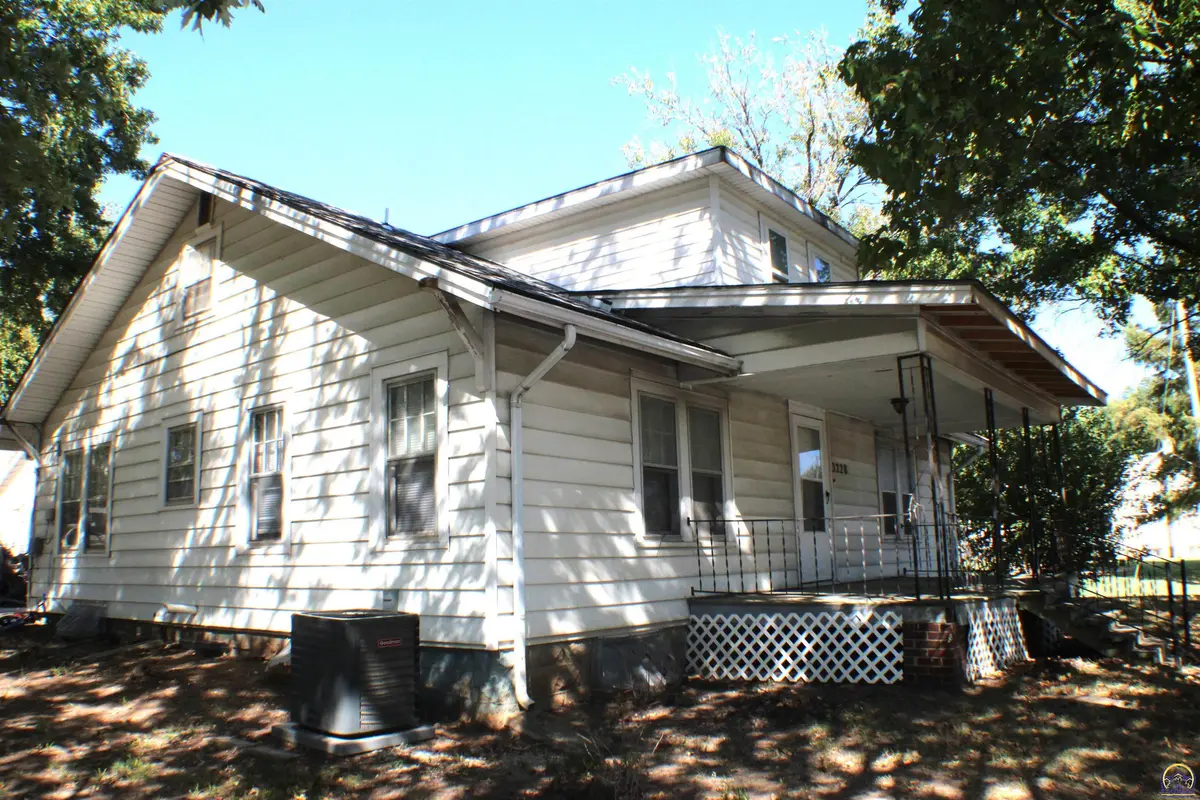 3228 SE 6th St, Topeka, KS 66607