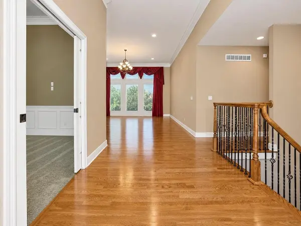 1600 Hedgewood LN, Lee's Summit, MO 64081