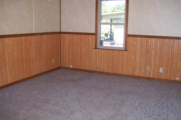 105 E SIXTH ST, Deland, IL 61839
