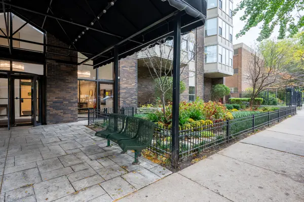 525 W Hawthorne PL #706, Chicago, IL 60657