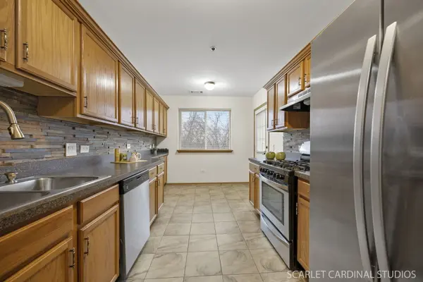 941 Swift RD #204, Addison, IL 60101