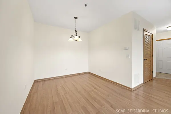 941 Swift RD #204, Addison, IL 60101