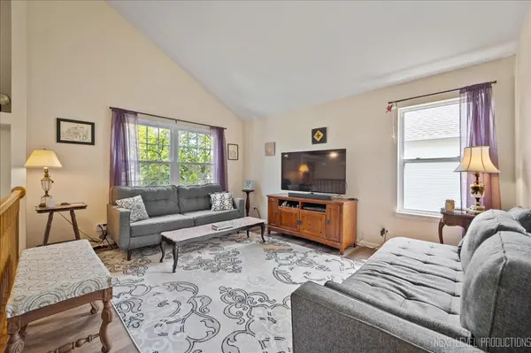 19 Vernon CT, South Elgin, IL 60177
