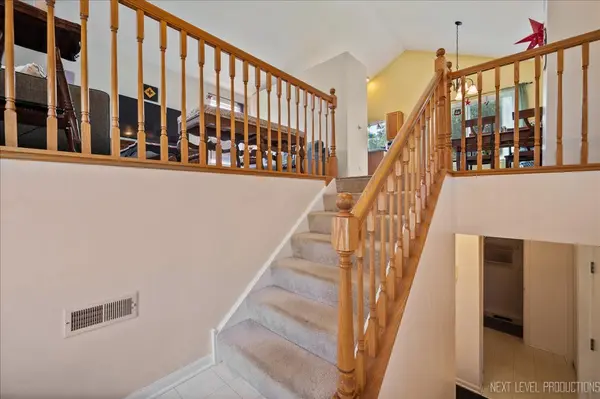 19 Vernon CT, South Elgin, IL 60177