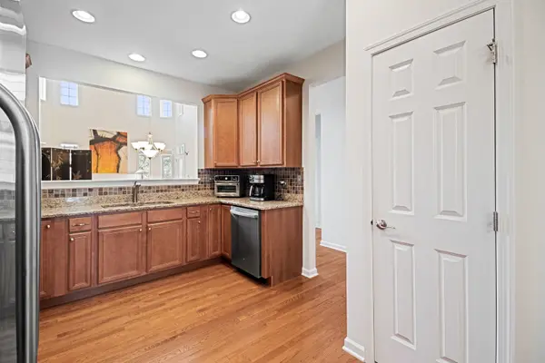 148 Roundtree CT, Bloomingdale, IL 60108