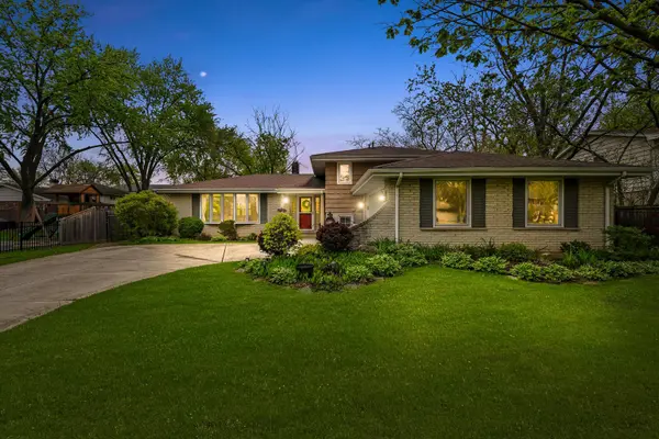 7513 Rohrer DR, Downers Grove, IL 60516