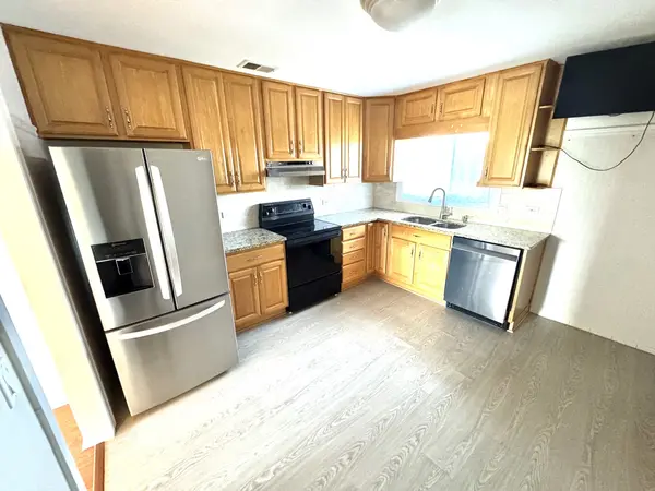 608 Cobblestone CIR #E, Glenview, IL 60025