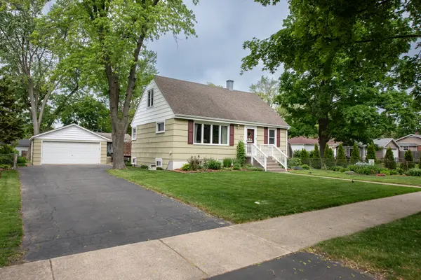 128 Roslyn RD, Westmont, IL 60559