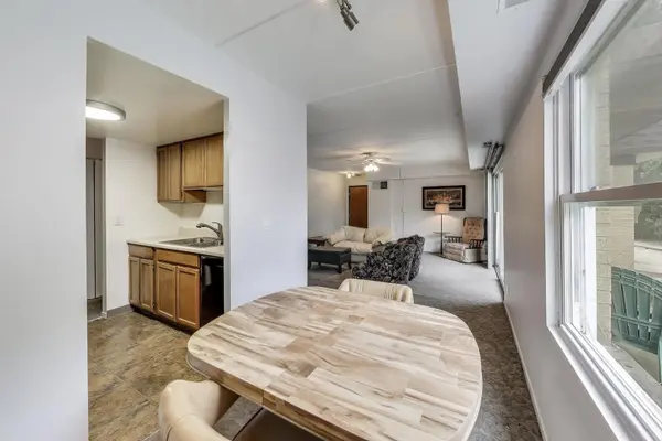 810 N River RD #1C, Mount Prospect, IL 60056
