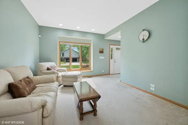 810 Tamarac DR, Algonquin, IL 60102