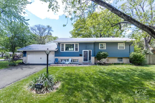 25 Olympus DR, Naperville, IL 60540