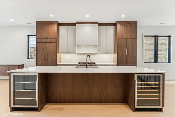851 W Wolfram ST #1, Chicago, IL 60657