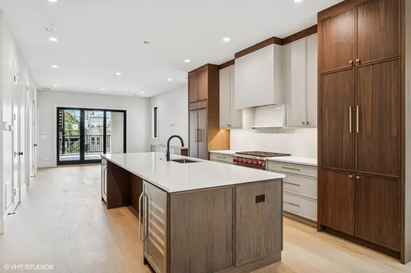 851 W Wolfram ST #1, Chicago, IL 60657