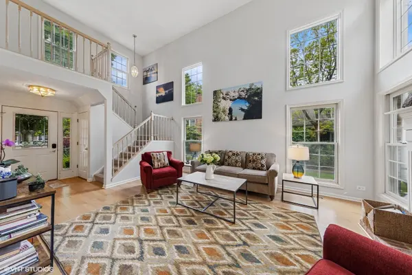 125 Yale CT, Glenview, IL 60026