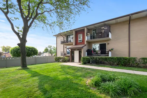 4739 W 105th ST #101, Oak Lawn, IL 60453