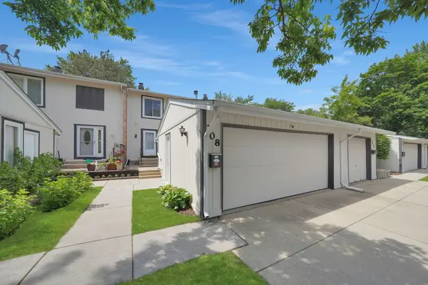 208 Spring CT, Bloomingdale, IL 60108