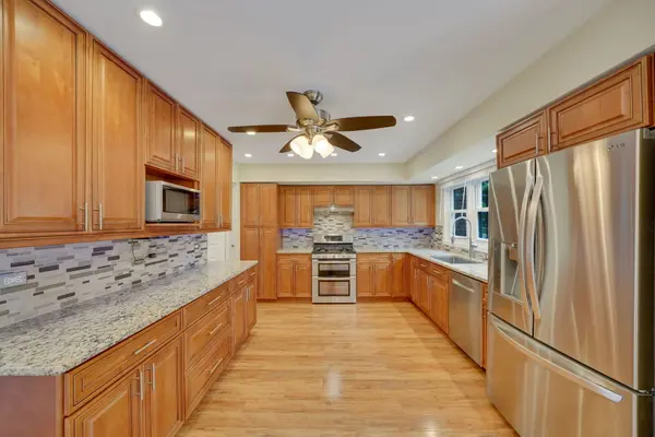 208 Spring CT, Bloomingdale, IL 60108