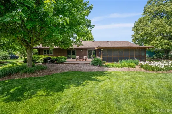 38W277 Monterey DR, Batavia, IL 60510