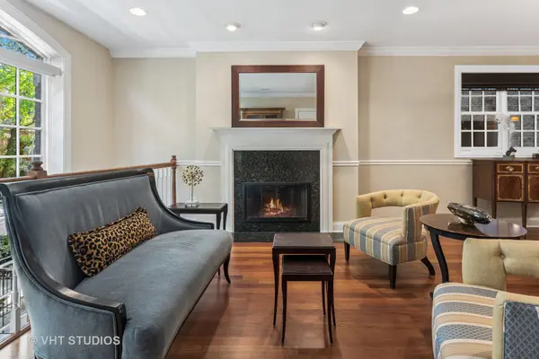 835 W Roscoe ST #1E, Chicago, IL 60657
