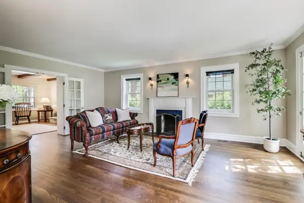 19 Timber LN, Northbrook, IL 60062