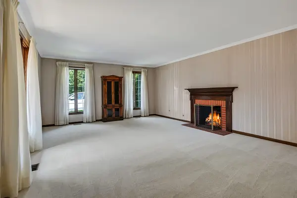 8417 Gleneyre RD, Darien, IL 60561