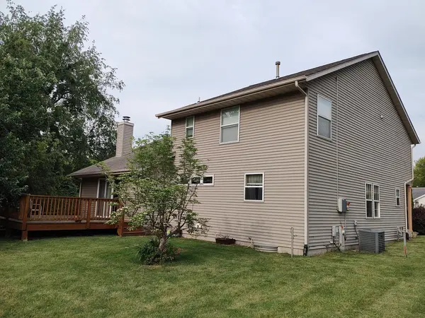 303 Lamplighter LOOP, Poplar Grove, IL 61065