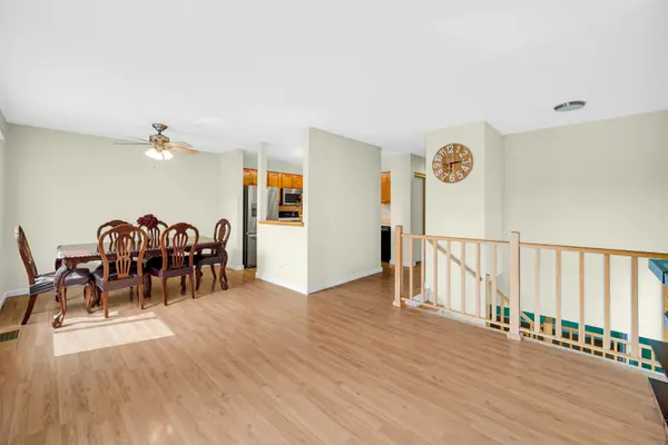 570 Sundance CT, Carol Stream, IL 60188