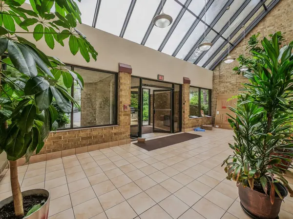 5600 Astor LN #202, Rolling Meadows, IL 60008