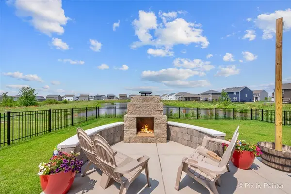 1360 Vineyard LN, Pingree Grove, IL 60140