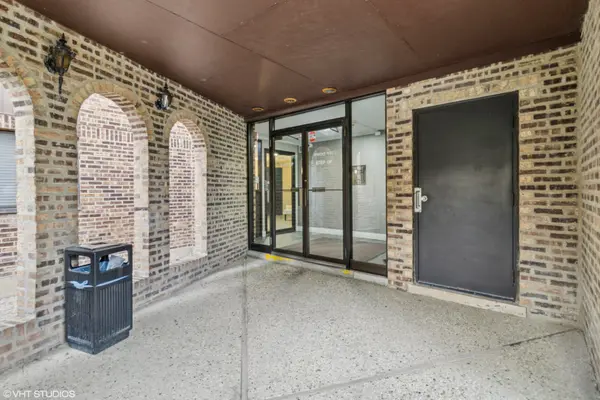 601 W Huntington Comm RD #305, Mount Prospect, IL 60056