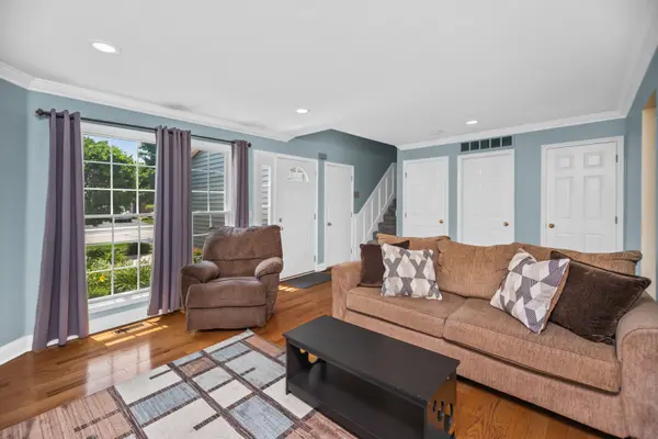 257 Eclipse DR #257, Carol Stream, IL 60188