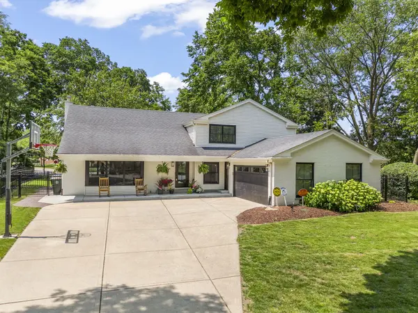 440 Menominee LN, Naperville, IL 60563