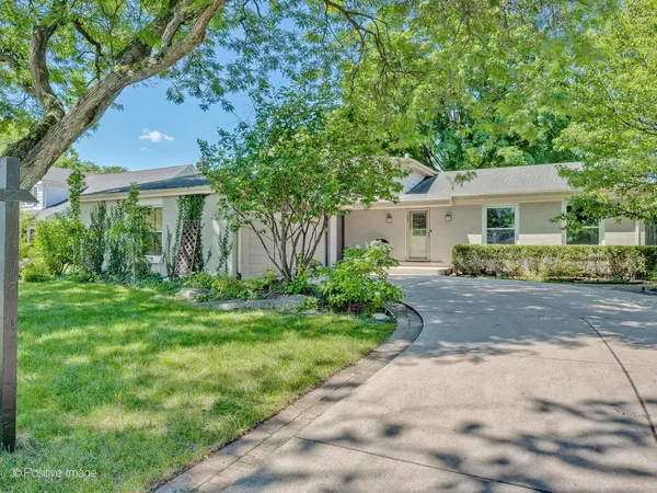 2246 Strawberry LN, Glenview, IL 60026