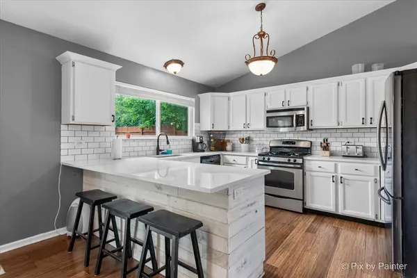 903 Pin Oak CIR, Cary, IL 60013