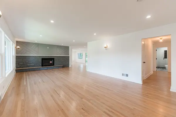 22W320 Lawrence AVE, Medinah, IL 60157