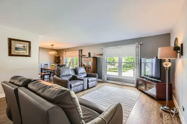 905 Harrison LN, Hoffman Estates, IL 60192